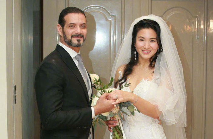 郑佩佩爱女大婚外籍老公长相遭吐槽胡子拉碴特显老