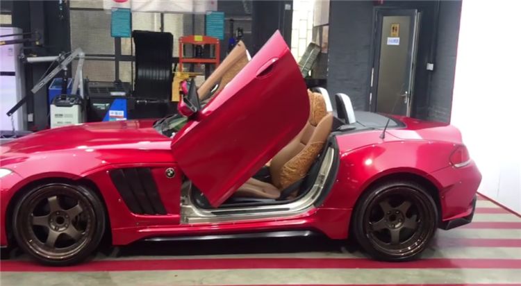 48万宝马z4改装兰博基尼同款"剪刀门",但内饰才是亮点!