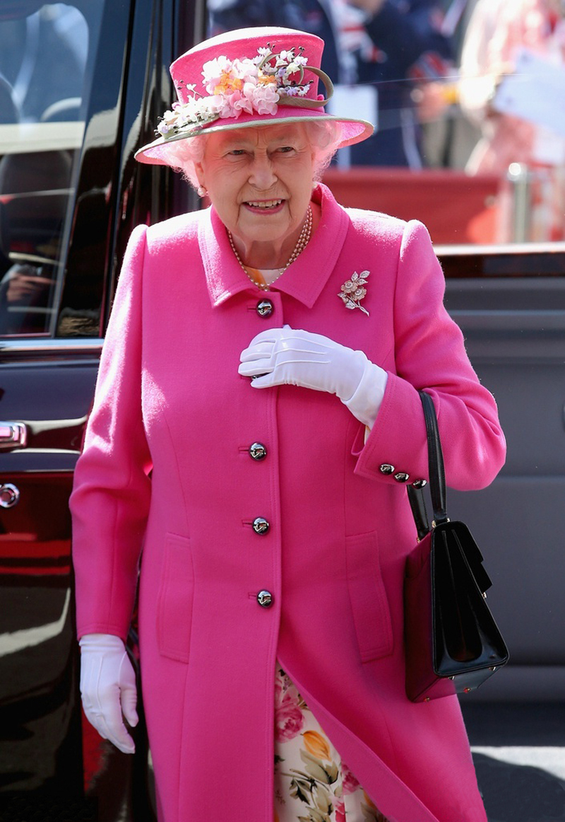 敢穿,五颜六色都穿成一道彩虹|伊丽莎白二世|女王|英国女王_新浪新闻