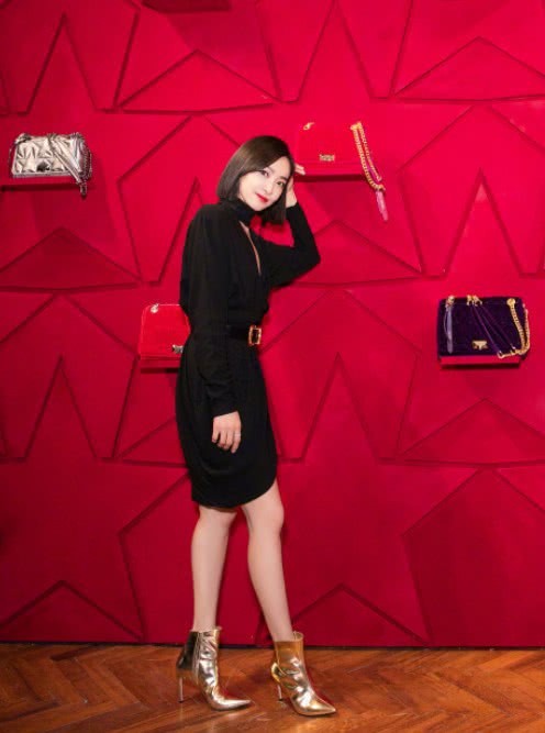 宋茜最美的瞬间脚上的鞋子瞬间抢镜网友再好看也买不起