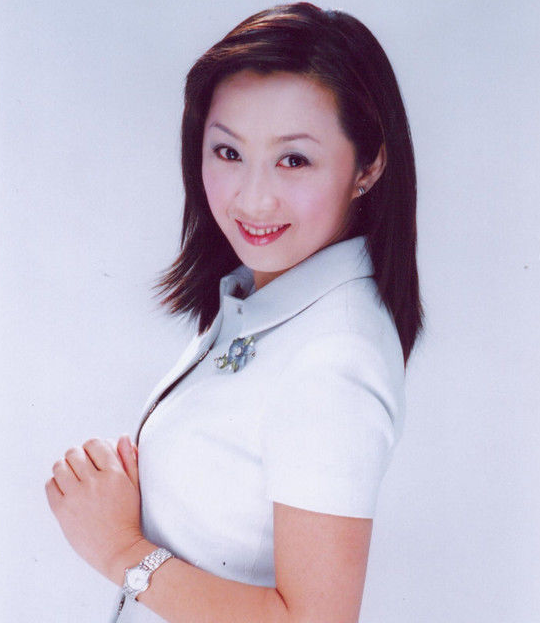 是央视家喻户晓的主持人,为爱苦等8年36岁高龄生子,家庭幸福