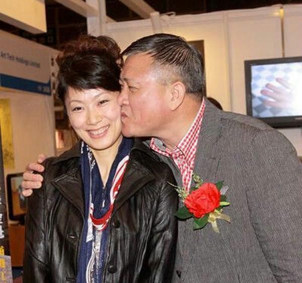 万梓良的妻子依然与他同甘共苦,能娶到一个好老婆也是相当的不容易
