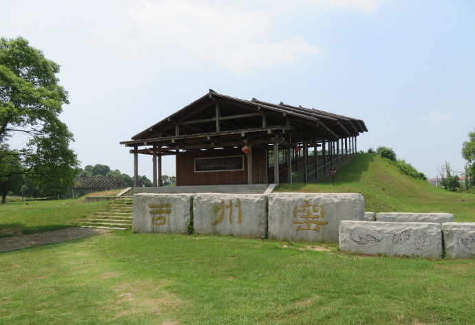 1公里宽的平地上,24座古窑包如岗似岭,分布其间