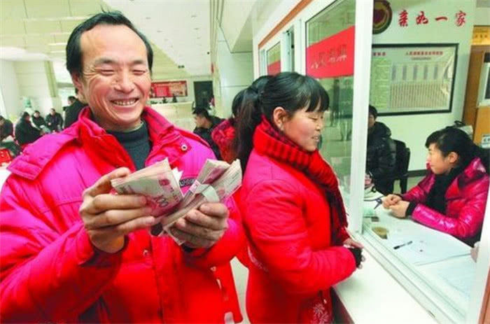 金的政策了,而农民的退休年龄则是定在65岁,每月都能领,400块钱一个月