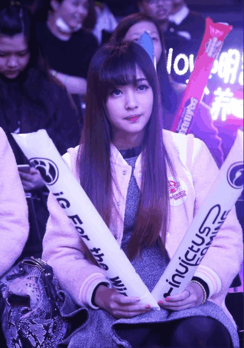 ig清纯女粉丝举牌应援, 镜头舍不得离开, 网友: 摄影师自己人啊!