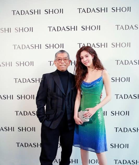 宋妍霏出席纽约时装周穿一条亮片裙配上羊毛卷可美了