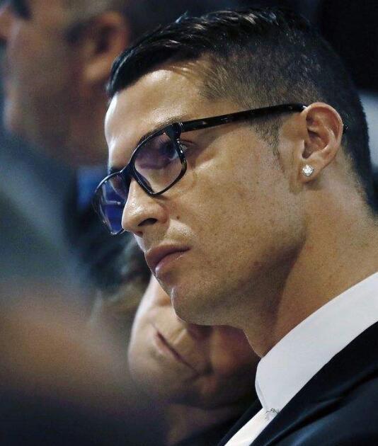 c罗刮掉胡子配新耳环 猛一看还是那个20岁出头的小伙