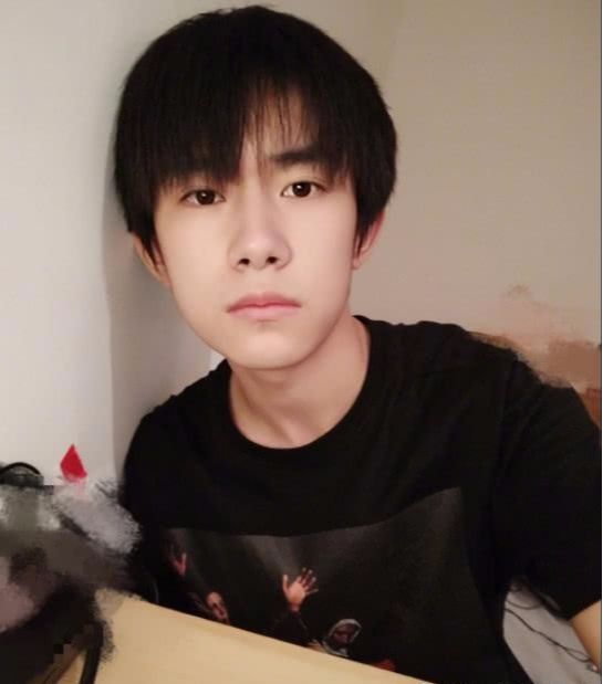 易烊千玺透露弟弟楠楠来历听到千玺的话网友忍不住要哭了