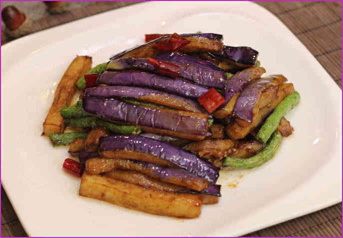 炒茄子时该泡水吗总是做错这一步网友怪不得老费油