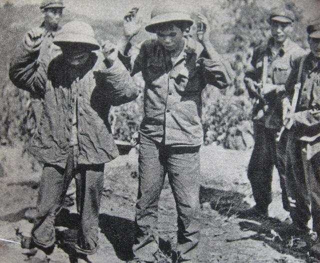 我解放军俘虏一越军营长,为何我军连长痛哭?和小卡片有关系