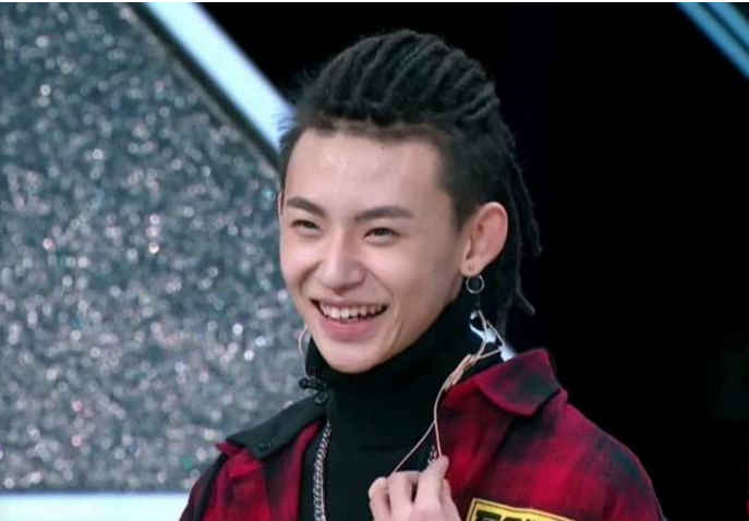 小鬼秒删微博,疑似公布恋情,照片内容让人联想翩翩|小鬼|恋情|林凯