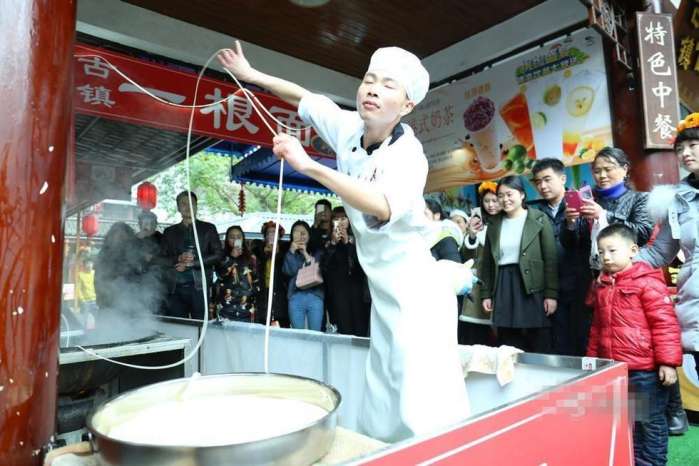 成都姿态妖娆拉面哥和女粉丝登记结婚