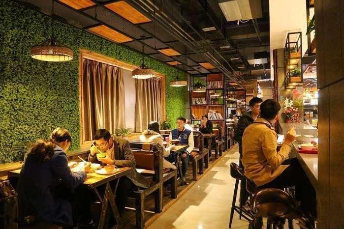 饭店老板乐善好施，却因经营不善倒闭，关门那天有人送他一座酒楼|酒楼|经营不善|店里_新浪新闻