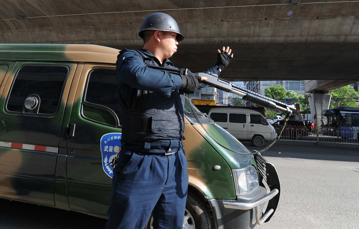 为什么运钞看护员要用霰弹枪,不用突击步枪,玩过吃鸡你就懂了