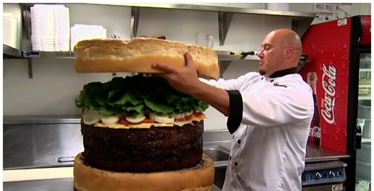 国外餐厅出巨大汉堡,一个就卖两千多元,网友:划算,够吃一个月