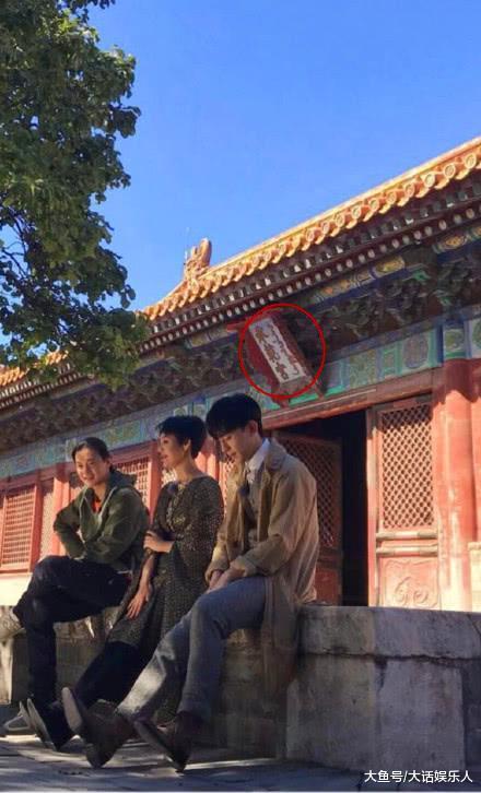 邓伦现身长沙机场, 低头鞠躬暖心回应粉丝, 步履轻快心情大好