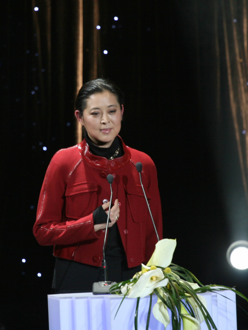 曾是春晚女神,后儿子生病操劳老了很多,现59岁颜值回春