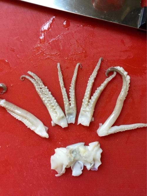 去牙,买的时候让商家给处理好的3热菜之"炒鱿鱼须"67清洗干净,吸盘