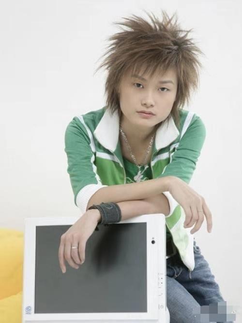 李宇春终于剪对发型了,刘海短发造型满满女人味,看完也想剪短发