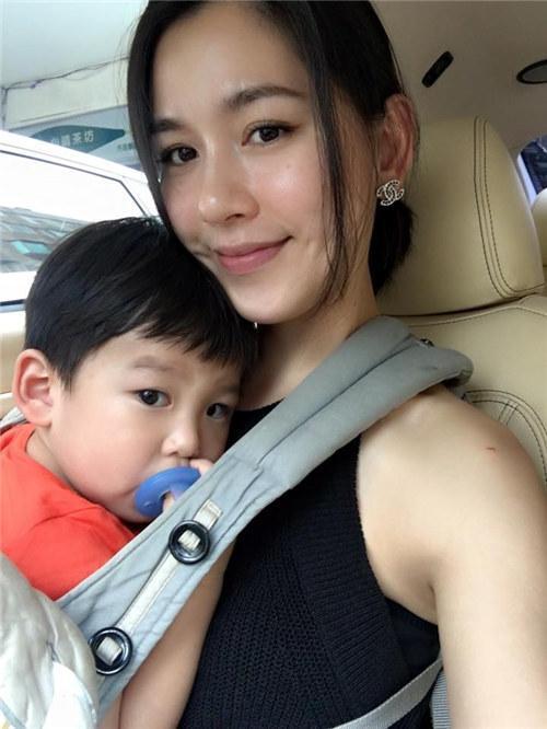 女星自曝高中时期曾打工 做蛋糕被夸有天赋