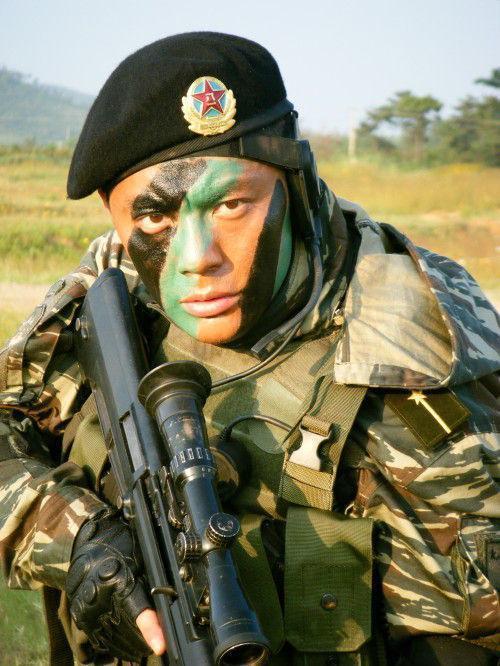 他因《我是特种兵》而走红,后离婚并改名,现和周丽淇结婚