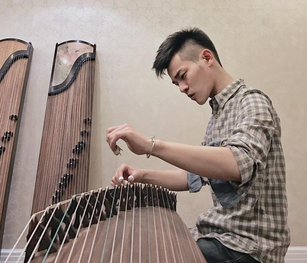 古筝男神任洲洋谈古筝学习:须保证足够的练琴时间,太值得学习了