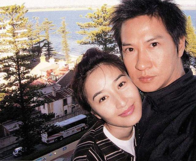同是姐弟恋,关咏荷大3岁,龚慈恩大3岁,而她大8岁无奈做丁克