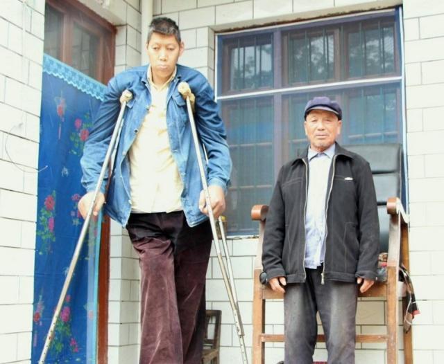 9米,20岁的时候超过了2米,被誉为"亚洲第一高