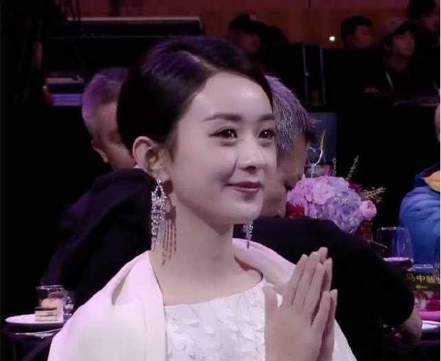 赵丽颖婚后首现身,摄影师只拍脸,看到全身照后