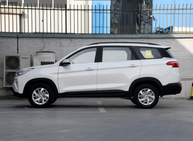 新款五菱宏光上市!溜背式车顶,国六标准,6万起带自动离合!