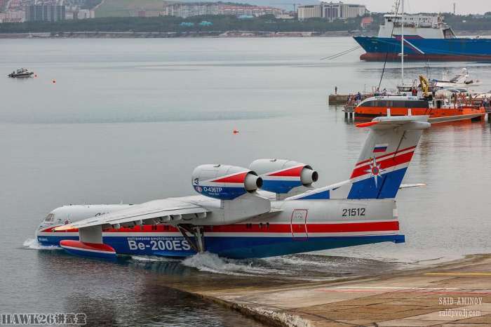 在空中播撒出俄罗斯国旗别200es水上飞机的精彩表演