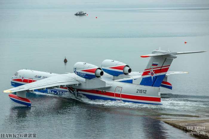 在空中播撒出俄罗斯国旗别200es水上飞机的精彩表演