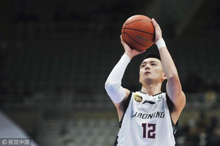 作为辽宁男篮乃至cba最帅的球员之一,杨鸣生涯一直都以技术和作风强硬