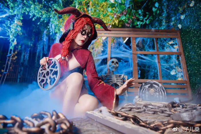 第五人格cos祭司小姐姐快开启你的魔法通道带我逃跑吧