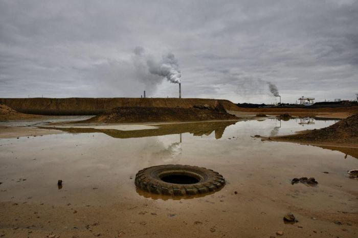 让人不寒而栗的俄罗斯鬼城, 到处烟囱和污水, 植被被砍伐地表光秃秃!