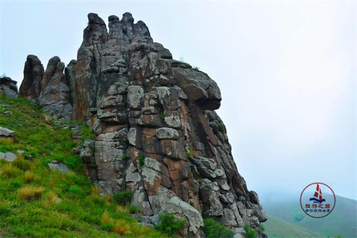阿尔山最美的山峰一座红褐色的石砬子山峰冬季有独特韵味