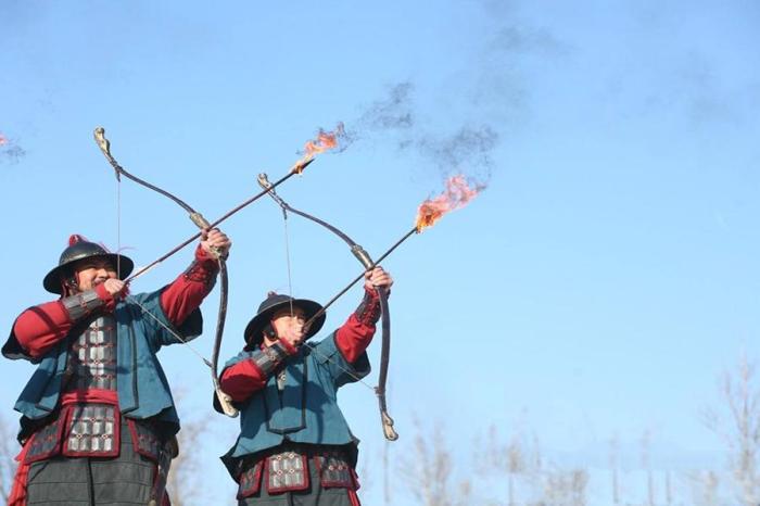 古代的弓箭根本射不穿铠甲,为何防守方还在拼命放箭?