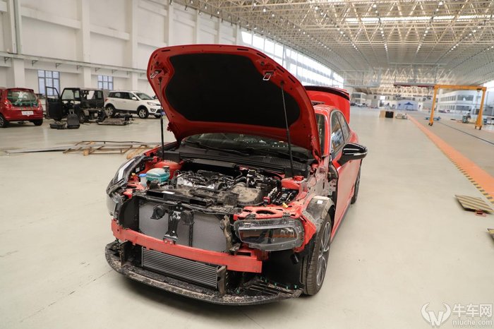 领克03拆解小报告:右侧围c柱存在凹坑 测试数据出现波动