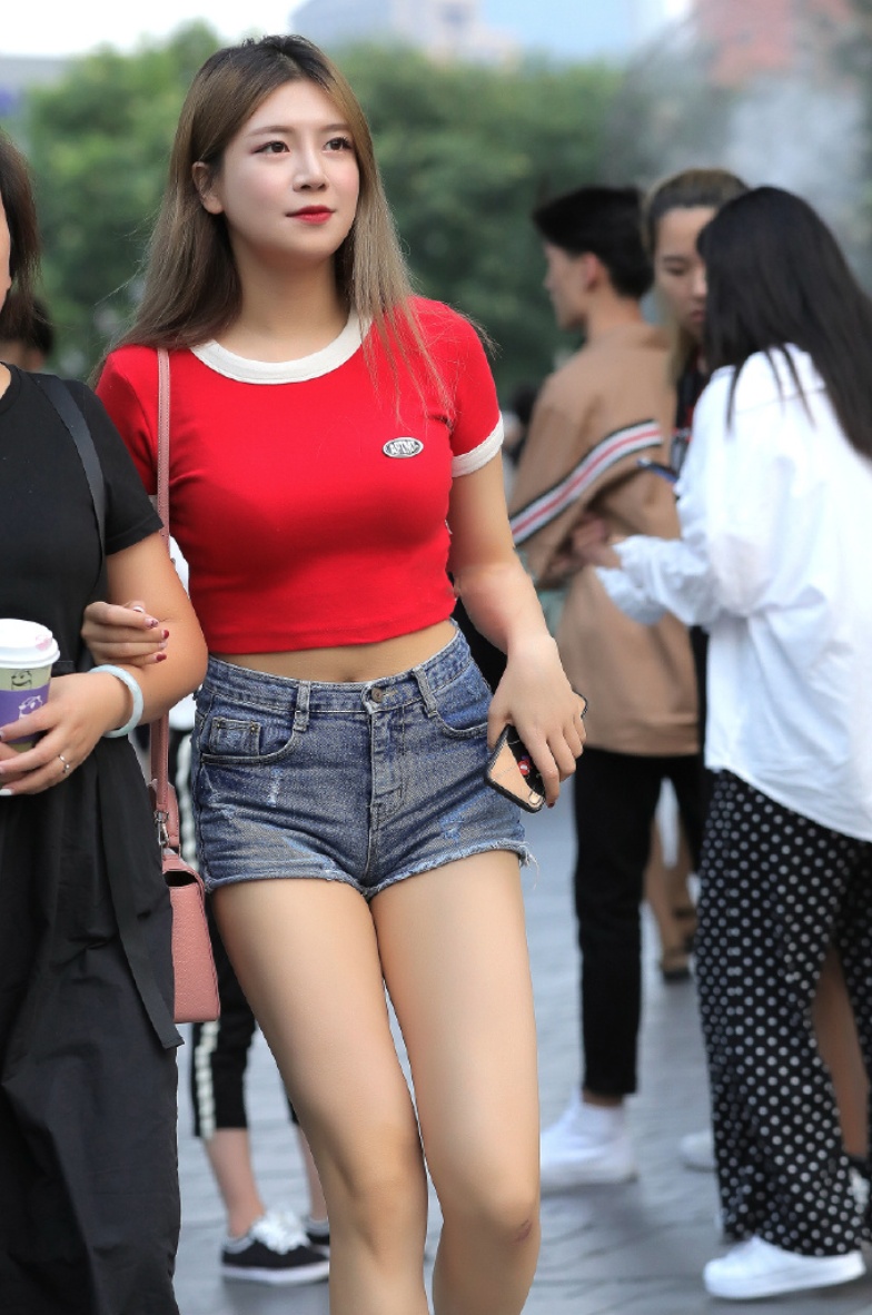 街拍紧身牛仔裤紧身短裤动感时尚大气温婉