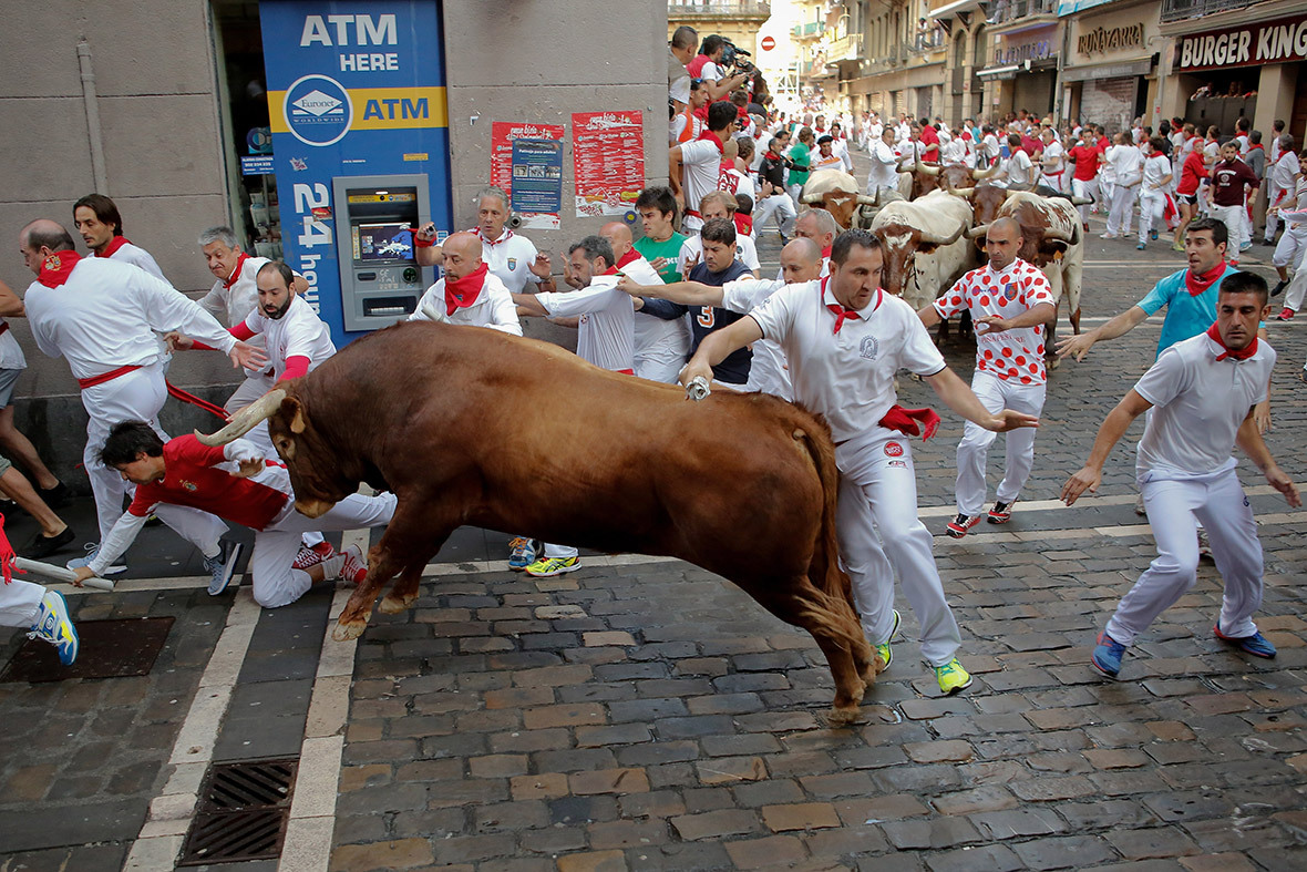 西班牙奔牛节,一个考验男人胆识的疯狂节日