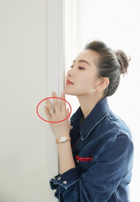 时隔四个月刘诗诗再出关,手上戒指抢镜,网友注意力却在肚子上!