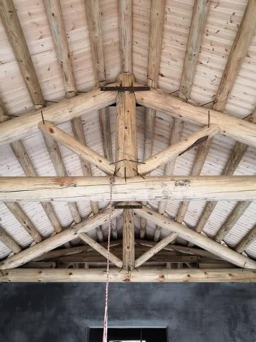 而以前农村建房子所用的房梁大多是榆木和实木,甚至还有的