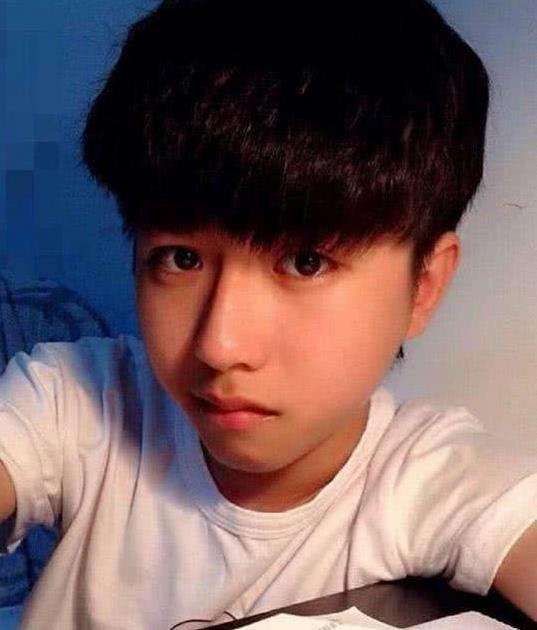 蔡徐坤上初中时没人追,直到旧照曝光后,网友:杀马特变王子!