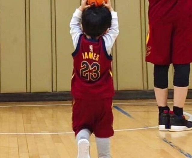 杨颖晒出小海绵生日照,皮肤白皙像妈妈,网友:真羡慕