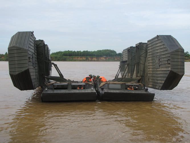 三军事强国,如今一款60年的武器还在发光发热|坦克|发光|浮桥_新浪网