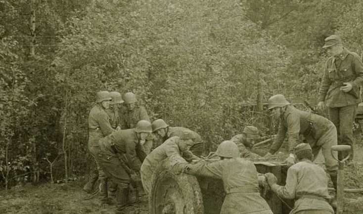 二战镜头在芬兰军人监视下苏联战俘挖埋藏在地下的火炮