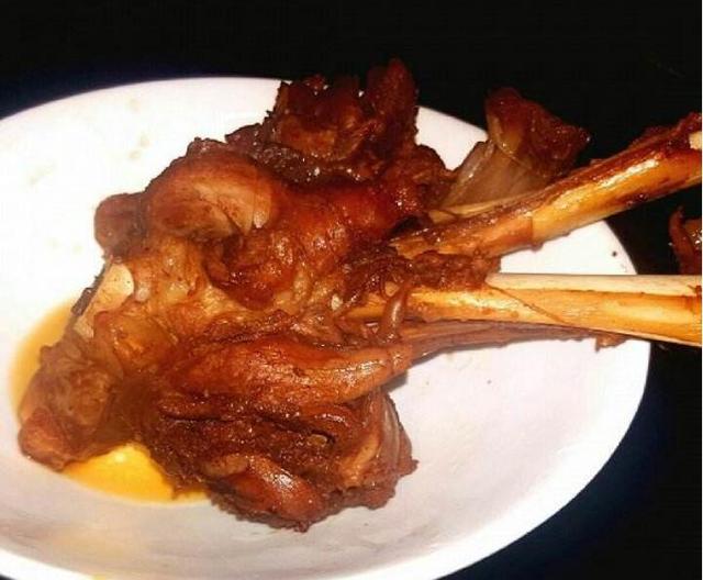 红卤羊腱子,色泽酱红,油润光亮,咸淡适中,酱香浓郁,酥嫩爽口