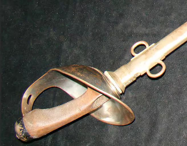 1908骑兵军刀的重心贴近护手,距护手5厘米处,因为军刀条很厚,护手重量