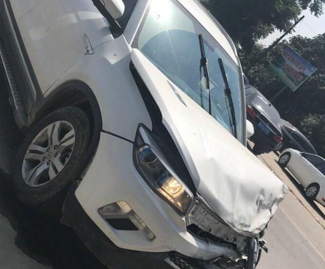 长安cs75撞上哈弗h9车主下车看后这就是当初买它的原因