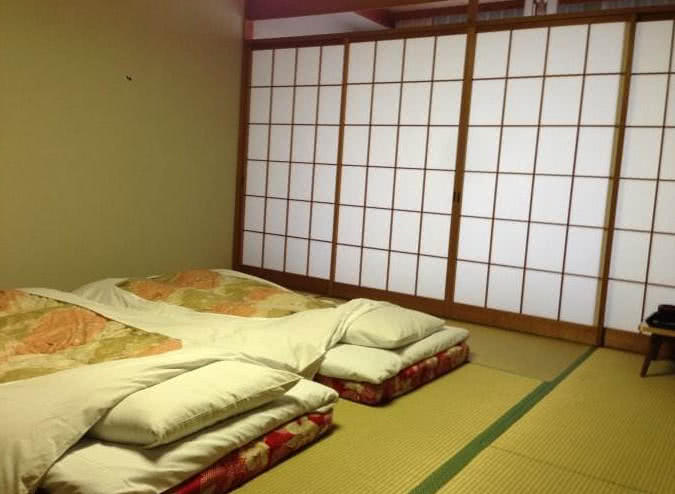 日本人的家中明明有床,为何就要"打地铺"?导游说出真想